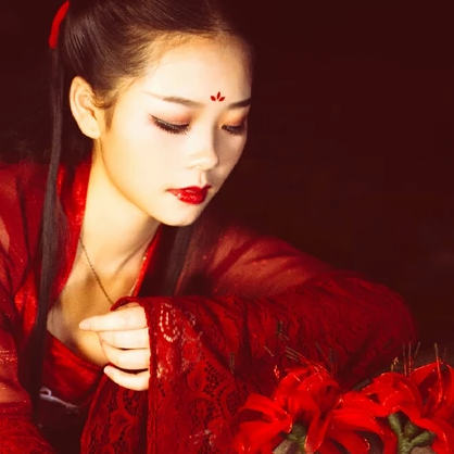 夜晚彼岸花紅衣女生頭像，唯美古風(fēng)真人頭像