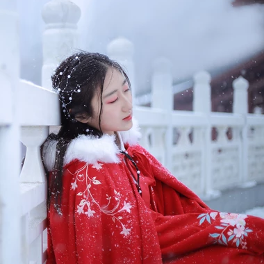 雪飄飄紅衣帶傘女生頭像，唯美古風真人頭像