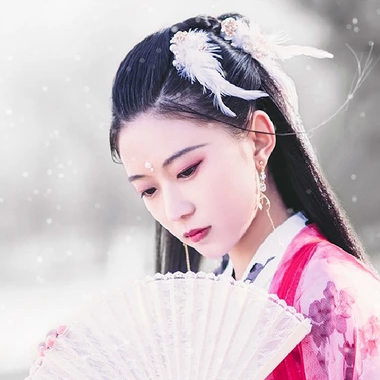 雪仙子紅衣帶折扇女生頭像，唯美古風(fēng)真人頭像