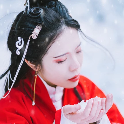 紅衣雪景女生頭像，唯美古風(fēng)真人頭像