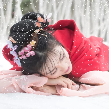 雪景帶傘紅衣女生頭像，唯美古風真人頭像